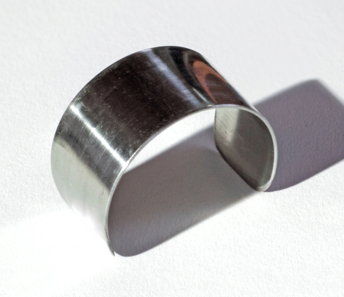 Detail shot of the metal ring for the Rollgut pencilbox