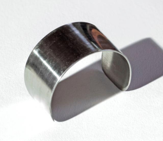 Detail shot of the metal ring for the Rollgut pencilbox